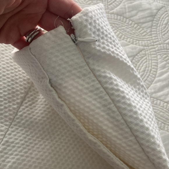 Size 4 Banana Republic white shorts w side zip and pockets - Picture 4 of 6